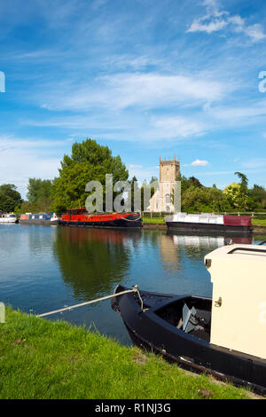 Frühlingssonne auf Boote von St Marys Kirche günstig auf die Gloucester & Schärfe Canal, Frampton auf Severn, Gloucestershire, VEREINIGTES KÖNIGREICH Stockfoto