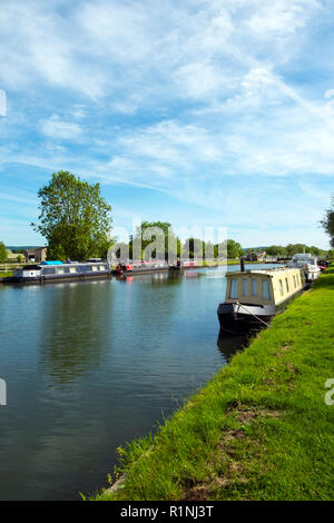 Frühlingssonne auf Boote von St Marys Kirche günstig auf die Gloucester & Schärfe Canal, Frampton auf Severn, Gloucestershire, VEREINIGTES KÖNIGREICH Stockfoto