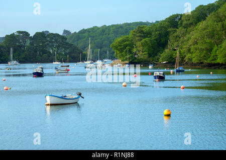 Port Navas, Cornwall, Großbritannien - 7.Juni 2017: Eine idyllische Sommer morgen Blick auf die kleinen Boote am Alten Hafen Navas in der Mündung des Helford, Cornwall, UK günstig Stockfoto