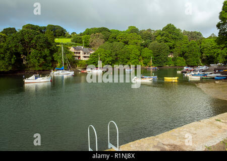 Port Navas, Cornwall, Großbritannien - 7.Juni 2017: Eine idyllische Sommer morgen Blick auf die kleinen Boote am Alten Hafen Navas in der Mündung des Helford, Cornwall, UK günstig Stockfoto