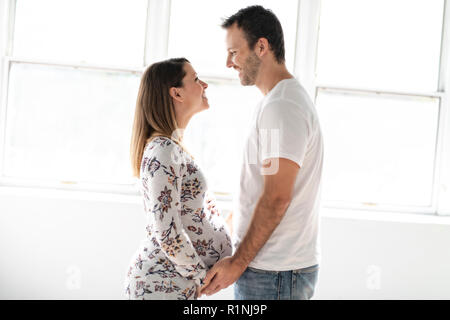 Ein schöner Mann und schöne schwangere Frau Bauch Stockfoto