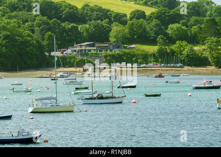 Helford Passage, Großbritannien - 8. Juni 2017: Der Blick über die malerischen Helford River, wo viele kleine Boote in der Nähe des ländlichen Helford Dorf in Cornwall, UK vor Anker liegen. Die Helford River ist eine Ria (überfluteten Fluss Tal) sowie ein Reiseziel in der Cornwall bekannt Stockfoto