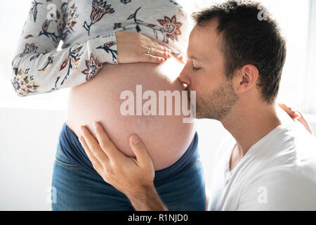 Ein schöner Mann und schöne schwangere Frau Bauch Stockfoto