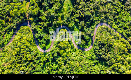 Luftaufnahme von der Straße in die Berge. Stockfoto