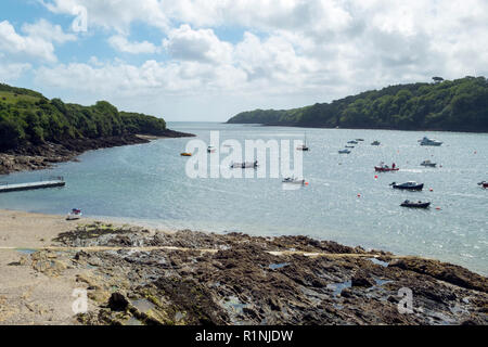 Helford Passage, Großbritannien - 8. Juni 2017: Auf der Suche die malerische Helford Mündung, wo viele kleine Boote in der Nähe des ländlichen Helford Passage, Cornwall, UK vor Anker liegen. Die Helford River ist eine Ria (überfluteten Fluss Tal) sowie ein Reiseziel in der Cornwall bekannt Stockfoto