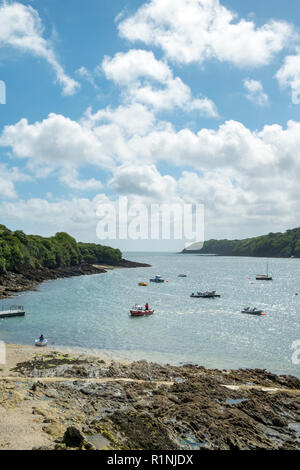 Helford Passage, Großbritannien - 8. Juni 2017: Auf der Suche die malerische Helford Mündung, wo viele kleine Boote in der Nähe des ländlichen Helford Passage, Cornwall, UK vor Anker liegen. Die Helford River ist eine Ria (überfluteten Fluss Tal) sowie ein Reiseziel in der Cornwall bekannt Stockfoto