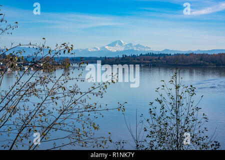 Mount Baker und Fraser River von Fort in Fort trail, in Langley, British Columbia, Kanada Stockfoto