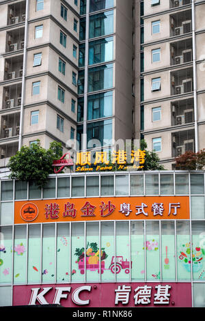 Residential Tower Block oben ein KFC-Restaurant in Shanghai, China Stockfoto
