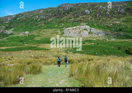 Zwei Wanderer Wandern in den Bergen von Snowdonia National Park in Nordwales Stockfoto