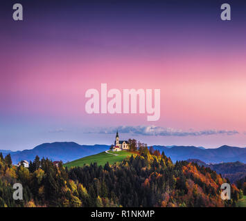 Kirche von Saint Leonard steht auf dem Hügel in der Nähe der Kirche Crni Vrh Dorf. Stockfoto