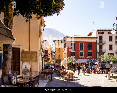 Touristen, die in einer alten Straße am Gardasee in Malcesine, Italien, spazieren gehen Stockfoto