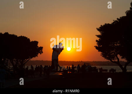 Sonnenuntergang Blick von 'Bedingungslose Kapitulation' von Seward Johnson, San Diego, CA, USA. Stockfoto