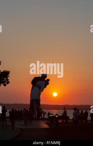 Sonnenuntergang Blick von 'Bedingungslose Kapitulation' von Seward Johnson, San Diego, CA, USA. Stockfoto