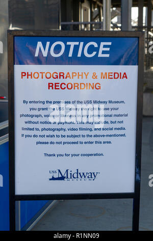 Hinweis Beratung Museum Besucher (USS Midway), ihr Image durch das Museum in Werbematerial verwendet werden kann, San Diego, California, United States. Stockfoto