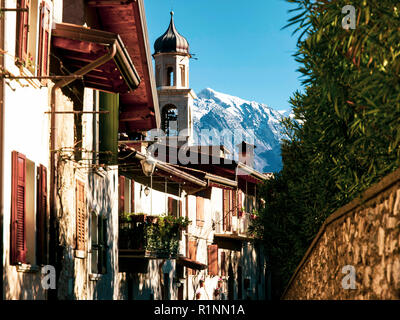 Blick auf die Straße von Torri del Benaco, Italien Stockfoto