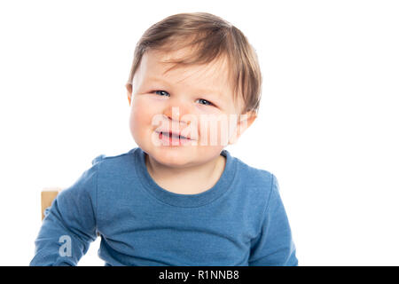 Eine niedliche kleine Junge isoliert auf den weißen Hintergrund. Stockfoto