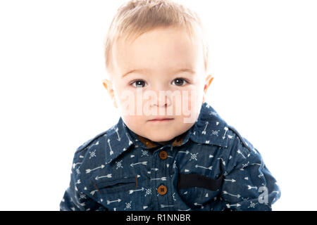 Eine niedliche kleine Junge isoliert auf den weißen Hintergrund. Stockfoto