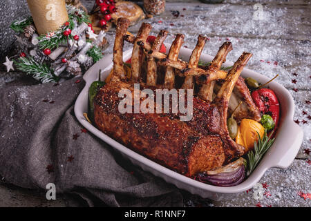 Gegrillte gebratenes Lammkarree mit Gemüse. Neues Jahr Weihnachten Zusammensetzung, Dekoration. Stockfoto
