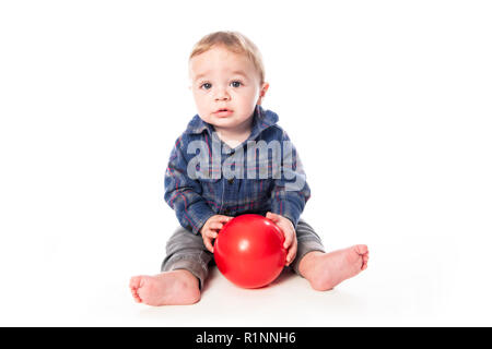 Ein süßes kleines Baby Boy isoliert auf den weißen Hintergrund. Stockfoto