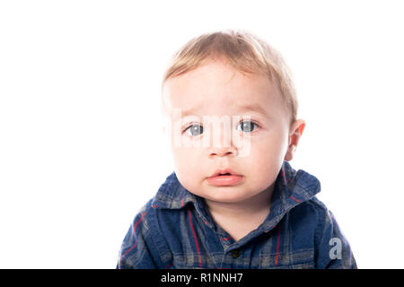 Ein süßes kleines Baby Boy isoliert auf den weißen Hintergrund. Stockfoto