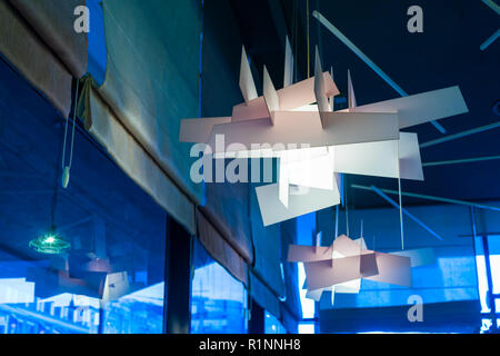 Kronleuchter im Innenraum aus Kunststoff hängt Stockfoto