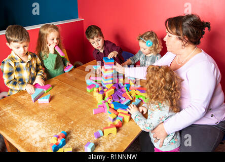 Die niedlichen Vorschüler Gruppe im Kindergarten zusammen Stockfoto