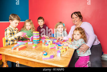 Die niedlichen Vorschüler Gruppe im Kindergarten zusammen Stockfoto