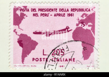 Italien - ca. 1961: einen Stempel in Italien gedruckt, selten verwendeten Italienischen Stempel der Gronchi stieg im Wert von 205 Lire, erinnert an den Besuch des italienischen Präsidenten Gronch Stockfoto