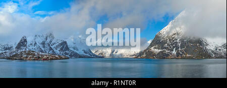 Norwegischen Fjord und Berge im Winter. Lofoten, Norwegen Stockfoto