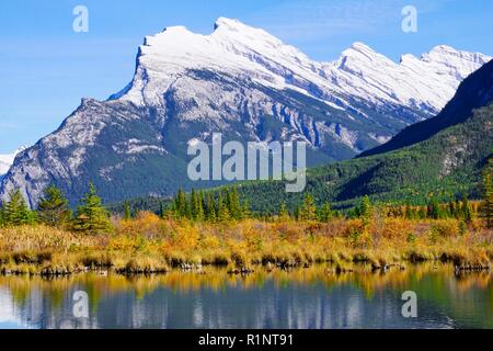 Mount Rundle in ruhigen Gewässern des Vermillion Lakes wider, Banff National Park Stockfoto