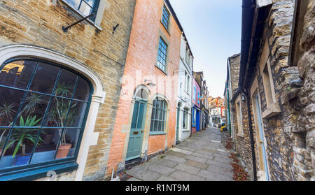 Paul Street, eine Gasse aus Catherine Hill mit unberührten malerischen Gebäuden und Geschäften in der kleinen östlichen Somerset Stadt Frome, Süd-West-England Stockfoto