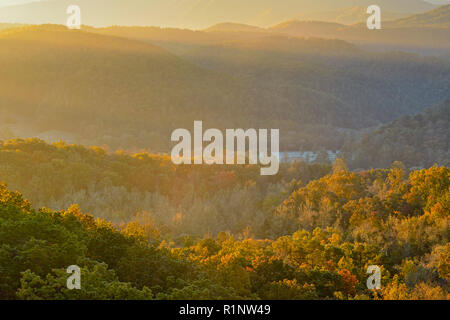 Morgen Licht auf die Smokies Ausläufern im Herbst, Townsend, Tennessee, USA Stockfoto