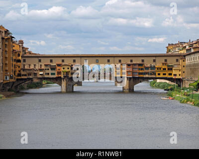 Blick auf die drei Spannweiten von der berühmten Ponte Vecchio über den Arno, die Ponte alla Grazie Florenz, Toskana, Italien Stockfoto