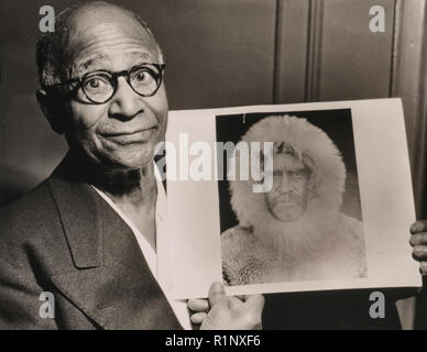 Matthew Henson, Kopf und Schultern im Porträt, Vorderseite, mit einem Porträt von Robert E. Peary während einer Expedition zum Nordpol, 1953 Stockfoto