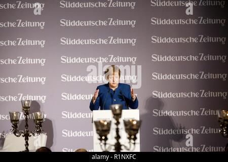 Berlin, Deutschland. 13 Nov, 2018. Bundeskanzlerin Angela Merkel am Rednerpult im Zeughaus Berlin. Als Teil der Wirtschaftsgipfel der Süddeutschen Zeitung, die deutsche Bundeskanzlerin Angela Merkel eine Rede an der "Nacht der europäischen Wirtschaft' im Zeughaus Berlin, Unter den Linden. Dann nimmt sie an einer Podiumsdiskussion. Quelle: Simone Kuhlmey/Pacific Press/Alamy leben Nachrichten Stockfoto