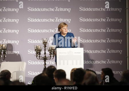 Berlin, Deutschland. 13 Nov, 2018. Bundeskanzlerin Angela Merkel am Rednerpult im Zeughaus Berlin. Als Teil der Wirtschaftsgipfel der Süddeutschen Zeitung, die deutsche Bundeskanzlerin Angela Merkel eine Rede an der "Nacht der europäischen Wirtschaft' im Zeughaus Berlin, Unter den Linden. Dann nimmt sie an einer Podiumsdiskussion. Quelle: Simone Kuhlmey/Pacific Press/Alamy leben Nachrichten Stockfoto