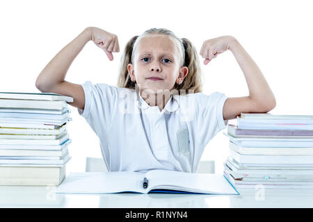 Gerne schön süß mit blonden Haaren kleines Schulmädchen gerne Studieren und Lesen von Büchern in der kreativen Bildung Konzept mit Zurück in die Schule Thema isolat Stockfoto