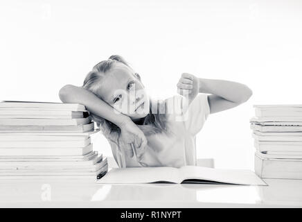 Schöne Mädchen versucht, zu viele Hausaufgaben, Es ist verrückt in Motivation niedriger Leistung Kinder Bildung Konzept der Studie ist Stockfoto