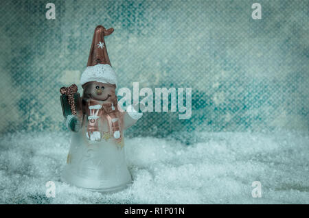 Schöne Weihnachten Schneemann Abbildung Dekoration gegen den blauen snowy Hintergrund Stockfoto