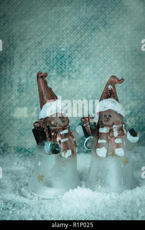 Schöne Weihnachten Schneemann Figuren Dekoration gegen den blauen snowy Hintergrund Stockfoto