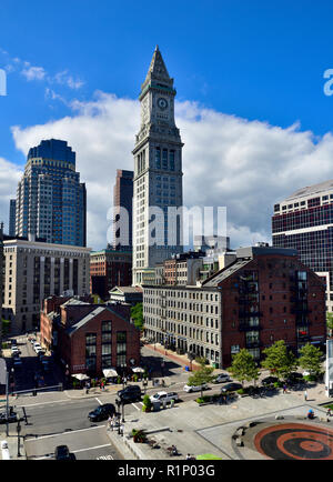 Boston Skyline von hohen Gebäuden mit Custom House Clock Tower in der Innenstadt von Center, Massachusetts, USA Stockfoto