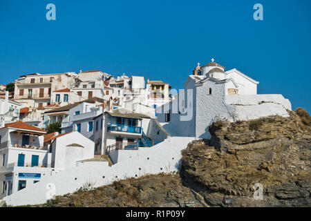 Kleine weiße Kirche auf einem Hügel über der Stadt Skopelos an Sommermorgen, Insel Skopelos, Griechenland Stockfoto