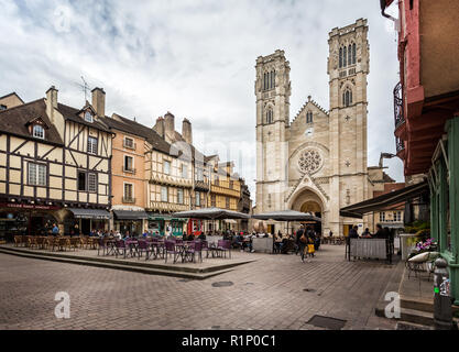 St Vincents Kathedrale und Cafe Kultur in Place St Vincent, Chalon sur Saone, Burgund, Frankreich am 16. April 2016 Stockfoto