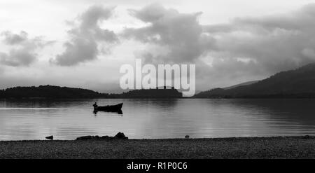 Fischer in seinem Boot auf Loch Lomond Stockfoto