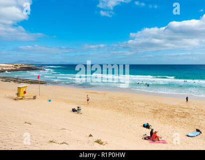 Surfen am Strand in der Nähe von Corralejo, Parque Natural de Corralejo, Fuerteventura, Kanarische Inseln, Spanien Stockfoto