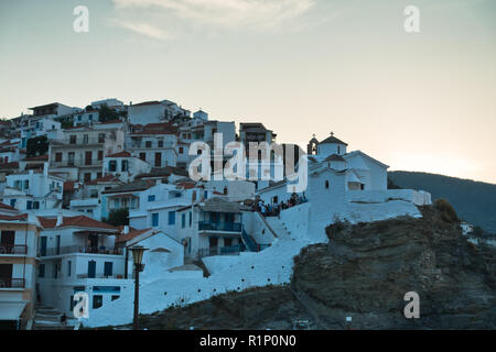 Kleine weiße Kirche auf einem Hügel in Skopelos Altstadt bei Sonnenuntergang, Insel Skopelos, Griechenland Stockfoto