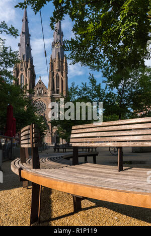 Bank vor der Heiligen Katharina's Kathedrale Kirche in Eindhoven, Niederlande Stockfoto