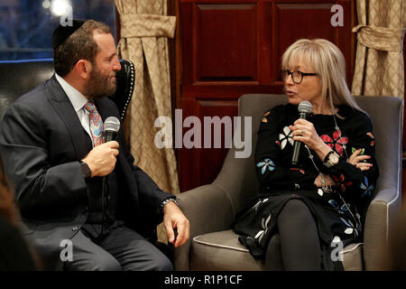 NEW YORK, NEW YORK - 14. März: Rabbi Shmuley Boteach und Dr. Miriam Adelson im Gespräch mit Großindustriellen Sheldon Adelson auf der ganzen Welt Werte Netzwerk am 14. März 2016 in New York City. (Foto von Steve Mack/S.D. Mack Bilder) Stockfoto