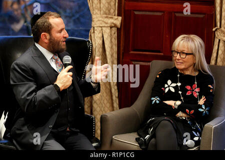 NEW YORK, NEW YORK - 14. März: Rabbi Shmuley Boteach und Dr. Miriam Adelson im Gespräch mit Großindustriellen Sheldon Adelson auf der ganzen Welt Werte Netzwerk am 14. März 2016 in New York City. (Foto von Steve Mack/S.D. Mack Bilder) Stockfoto