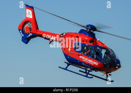 Devon Air Ambulance Eurocopter EC135 G-DAAN fliegen. Helimed Nothubschrauber Stockfoto